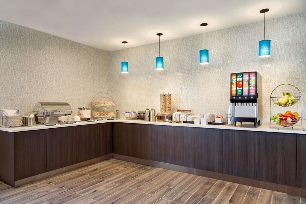 La Quinta Inn & Suites by Wyndham St Louis Route 66 - photo 29