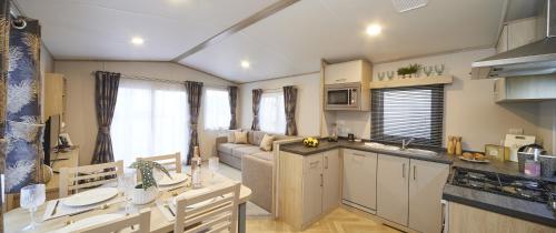 Elegant 2 Bed 1 and Half Bath Caravan in Holiday Resort Village in Northampton, United Kingdom