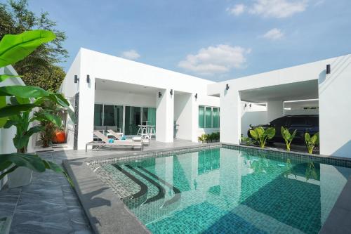 First Class Pool Villa Pattaya — 4-Star Luxury Hotel in Nong Prue, Thailand