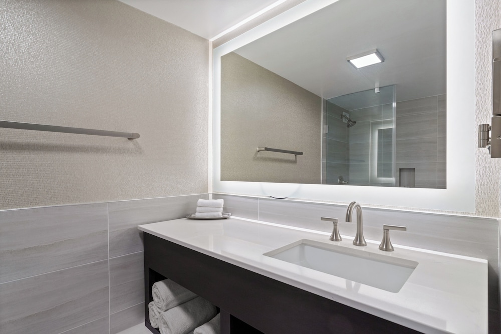 Crowne Plaza Executive Center Baton Rouge by IHG - photo 60