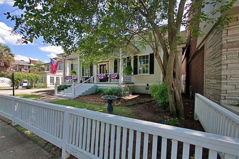 Chesnut Cottage Inn — 4-Star Luxury Hotel in Columbia, United States