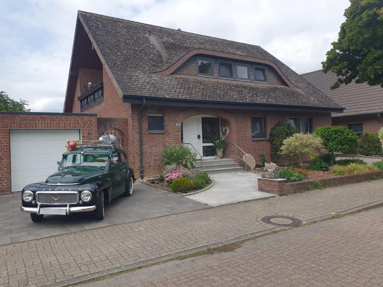 FeWo beim Oldtimer — 4-Star Luxury Hotel in Rees, Germany