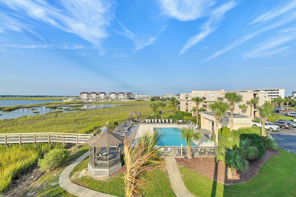 Coastal Murrells Inlet Condo with Balcony — 4-Star Luxury Hotel in Myrtle Beach, United States