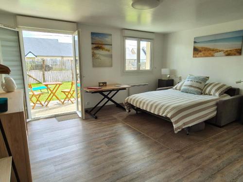 Crevette Rose a 100m de la Plage de Sable de Surtainville — hotel in Surtainville