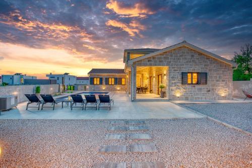 Luxury Villa Oliva Oliana heated pool 32m2 — 4-Star Luxury Hotel in Vrsi, Croatia