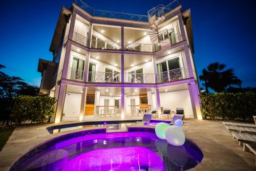 400ft to Beach Ocean View Pool Rooftop in the Siesta Key Village 6 bdr in Siesta Key, United States