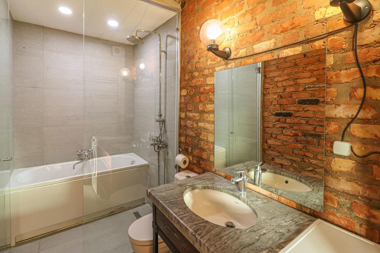Vintage Mezzanine Apt in City Center By Wehost