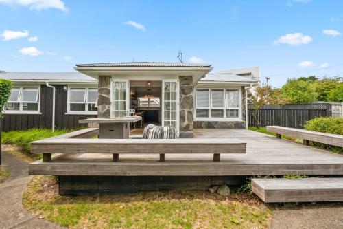Mid Century Charm Taupo Holiday Home — 4-Star Luxury Hotel in Taupo, New Zealand