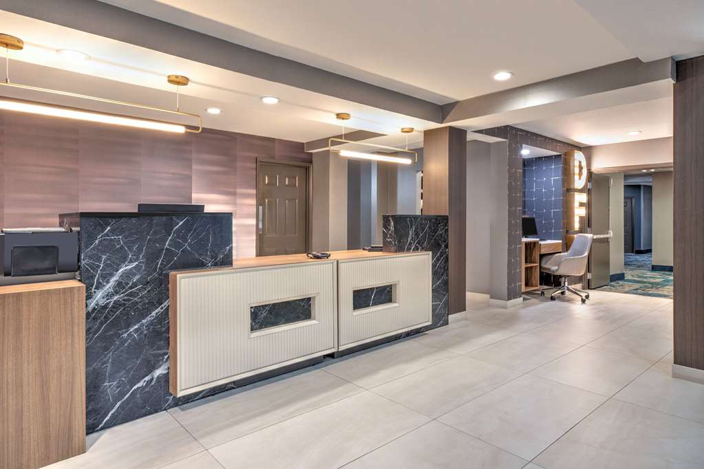 La Quinta Inn & Suites by Wyndham Dallas DFW Airport North - photo 2