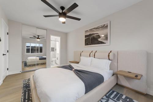 2BR 2B Coffee Bar Cozy Sectional Rainfall Shower Smart TVs Cozy Beach Theme in San Diego, United States