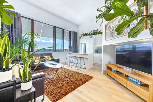 Waterfront Loft at Quay Walk to Ferry & Train — 4-Star Luxury Hotel in Auckland, New Zealand