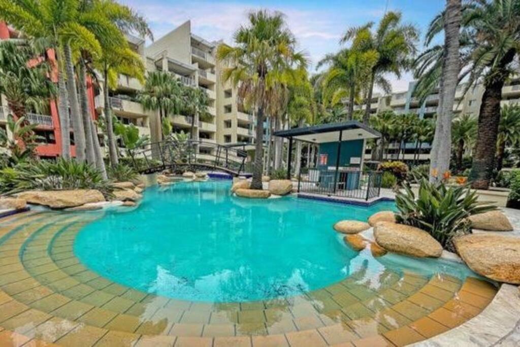 Large studio balcony spa & pool — 4-Star Luxury Hotel in Brisbane, Australia