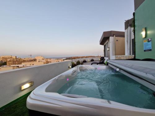 Millennium Penthouse with private Hot Tub Gozo — 4-Star Luxury Hotel in Ghajnsielem, Malta
