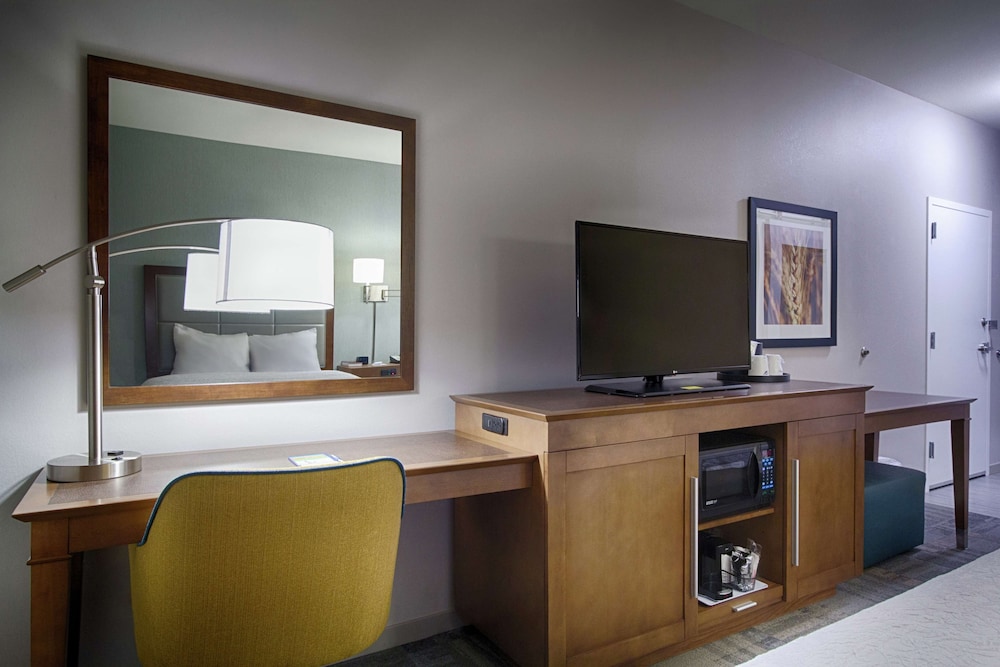 Hampton Inn Salina - photo 8
