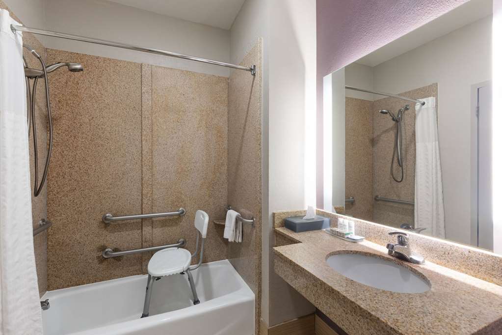 La Quinta Inn & Suites by Wyndham Snellville Stone Mountain - photo 21