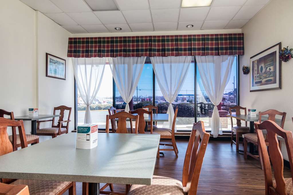 Econo Lodge Inn & Suites Conference Center - photo 27