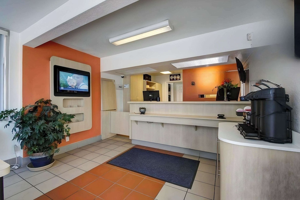 Motel 6 Salt Lake City Downtown - photo 2