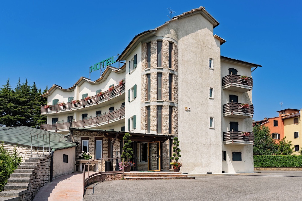 Hotel La Pineta in Cerro Veronese, Italy