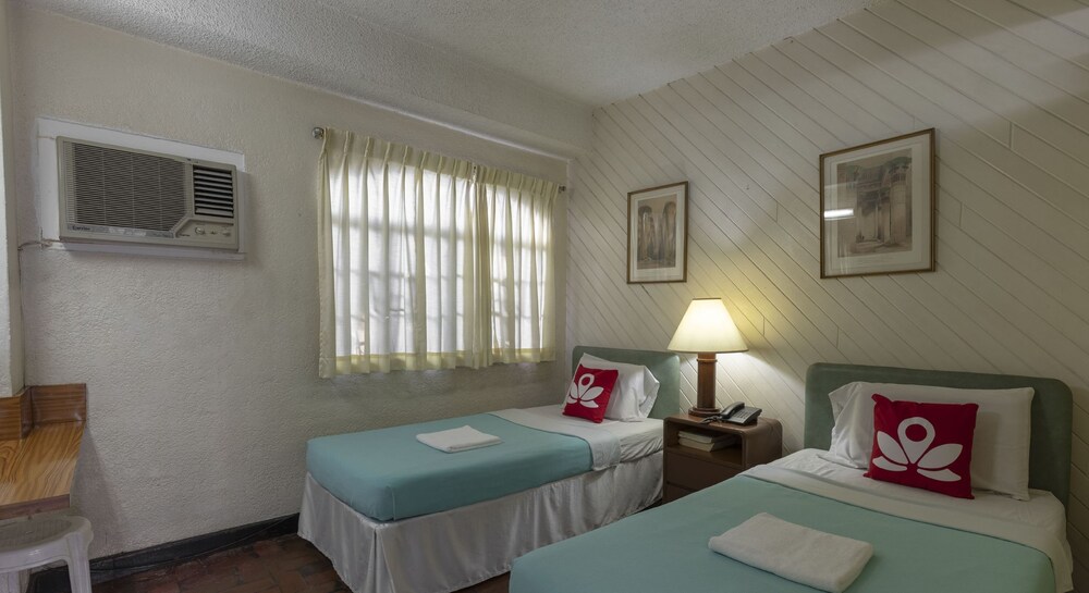 Broadway Court Apartelle