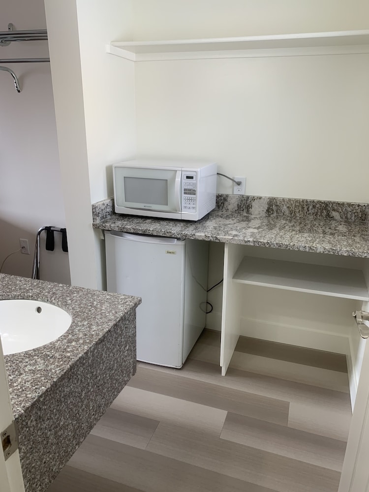 Days Inn by Wyndham Lake Point - photo 7