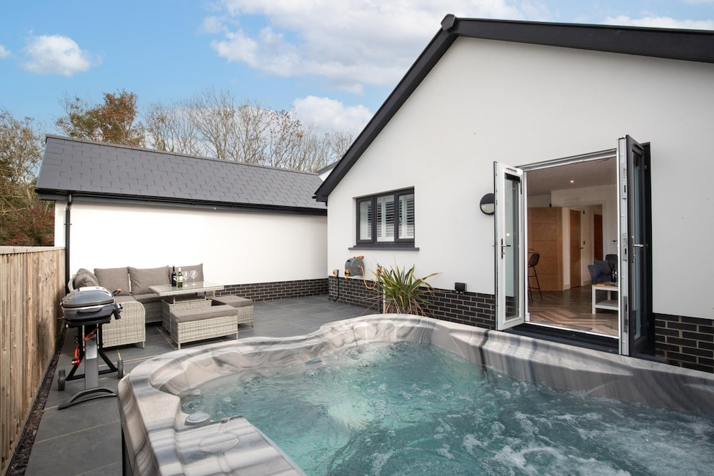The Paddock Lovely Cottage with Hot Tub — 4-Star Luxury Hotel in Penally, United Kingdom