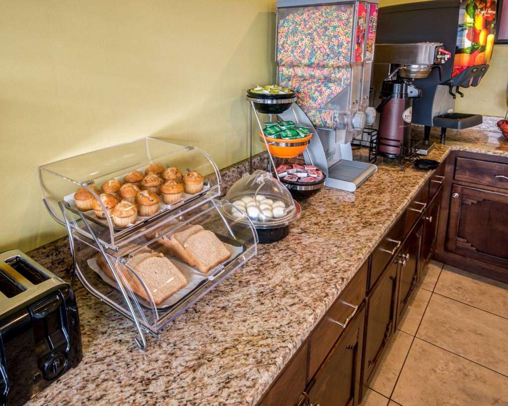 Econo Lodge Albuquerque East - photo 16