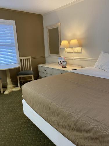 The Admiral Hotel Motel - photo 10