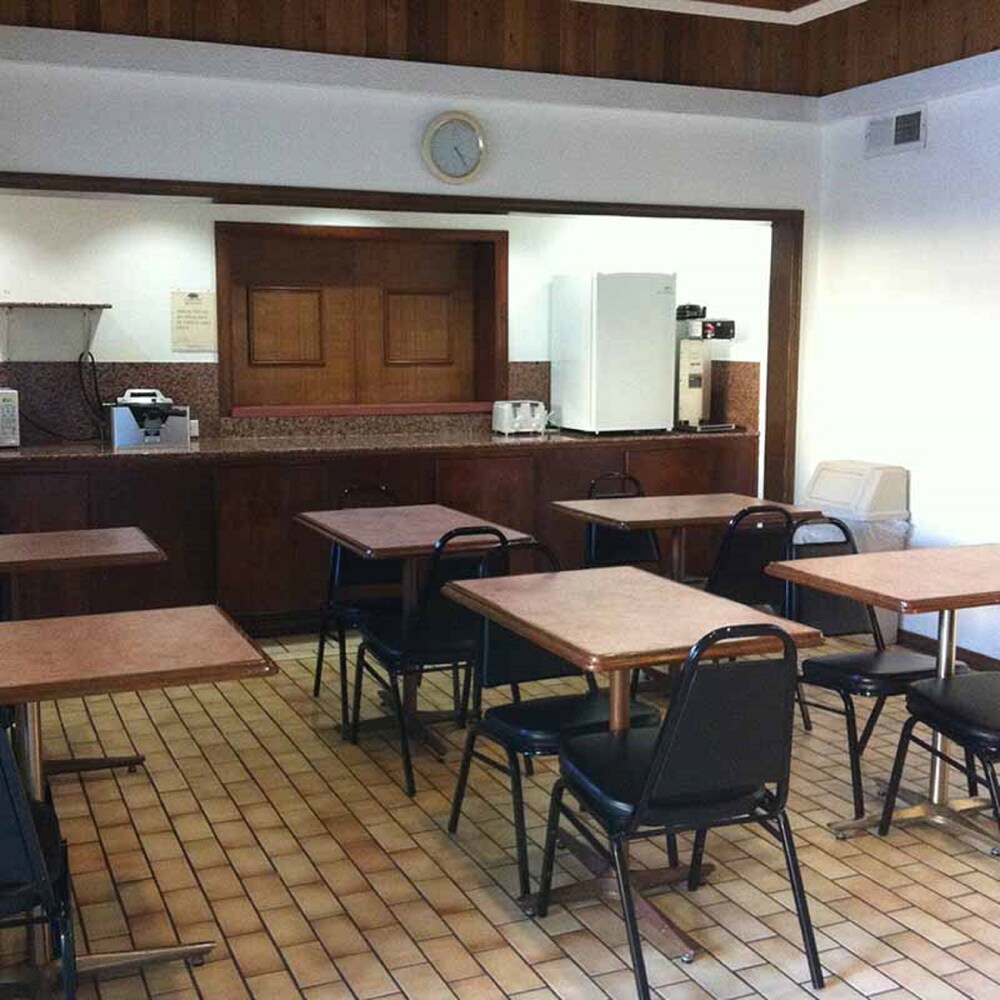 Oaktree Inn and Suites - photo 12