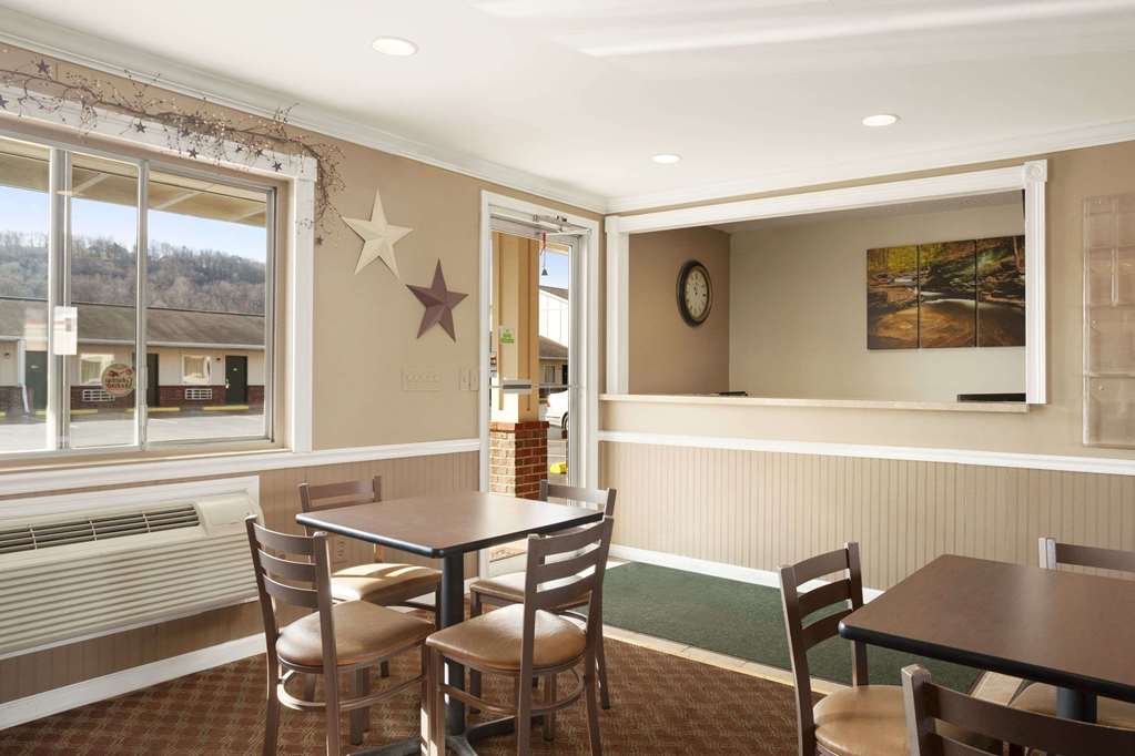 Super 8 by Wyndham Mifflinville Near Bloomsburg - photo 3