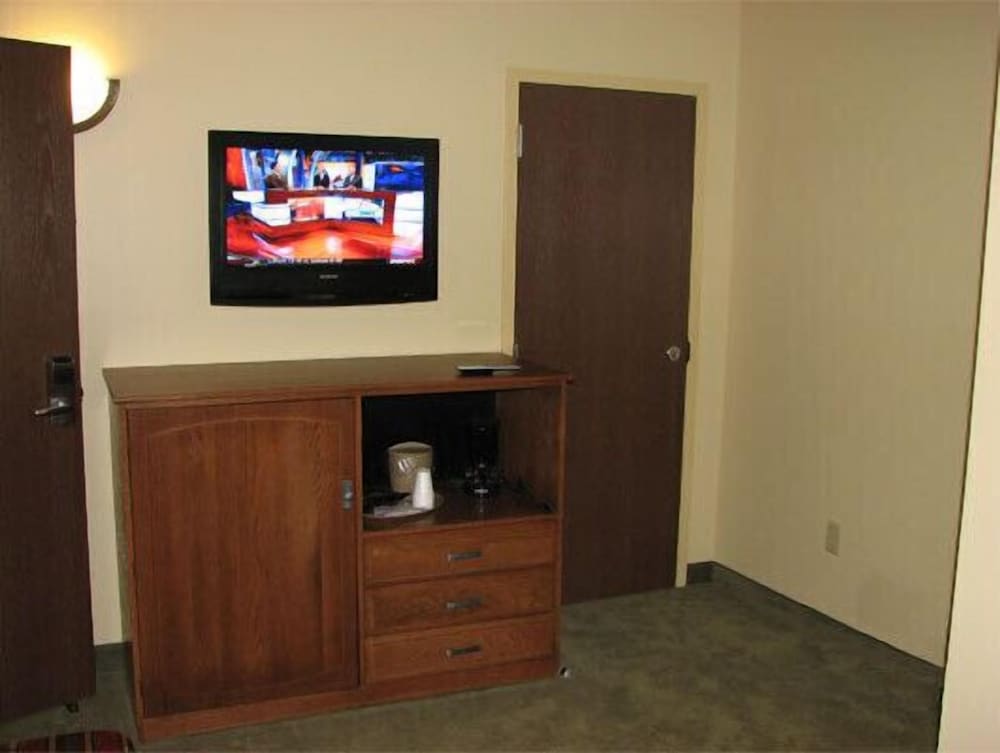 Randolph Inn and Suites - photo 7