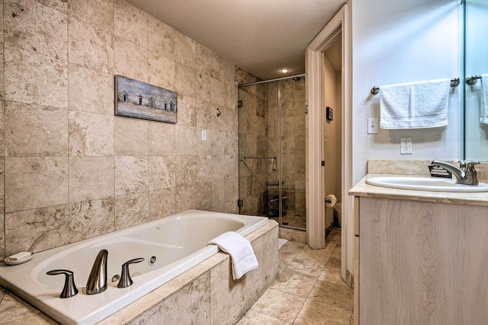 Sunny Beachfront Biloxi Condo with Resort Amenities - photo 8
