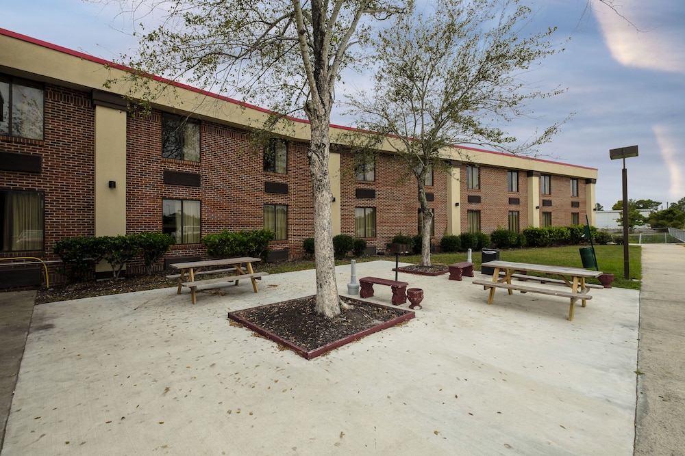 Red Roof Inn & Suites Jacksonville NC - photo 44