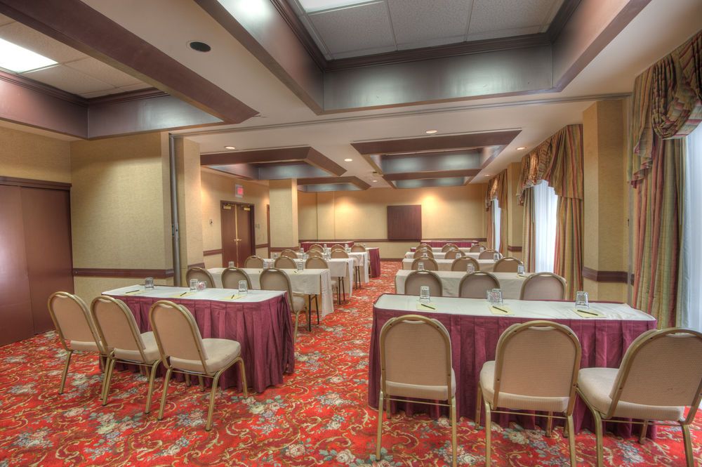 MCM Elegante Hotel and Suites - photo 13
