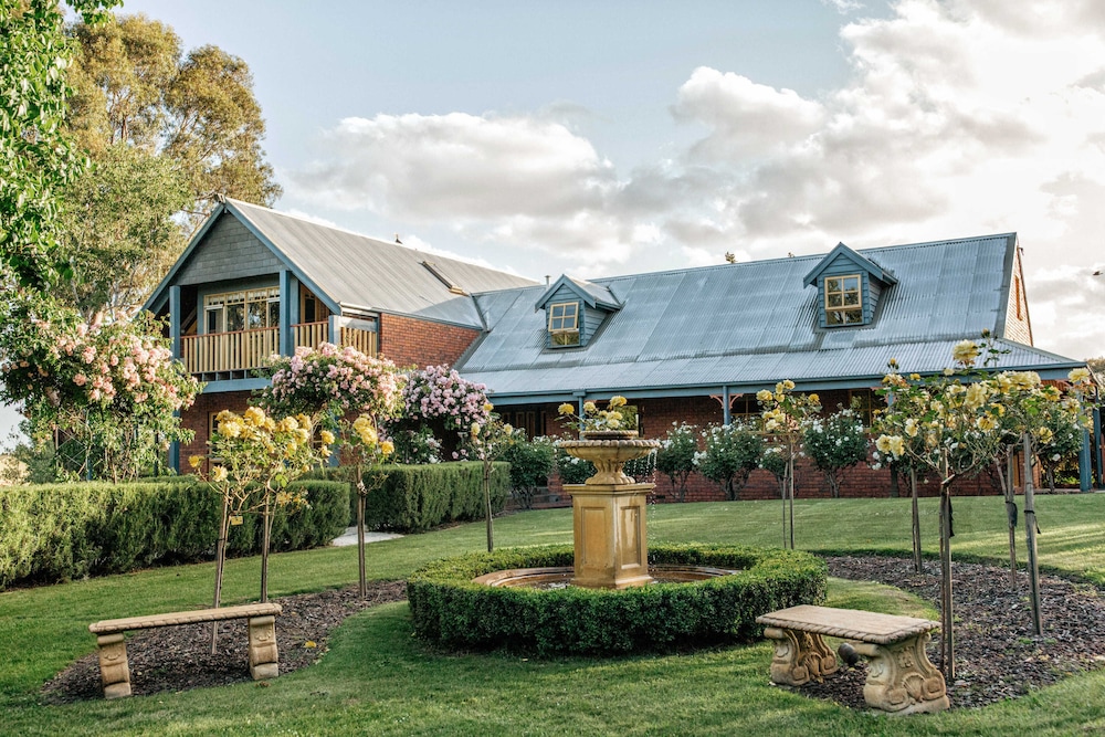 Lawson Lodge — 4-Star Luxury Hotel in Macedon, Australia