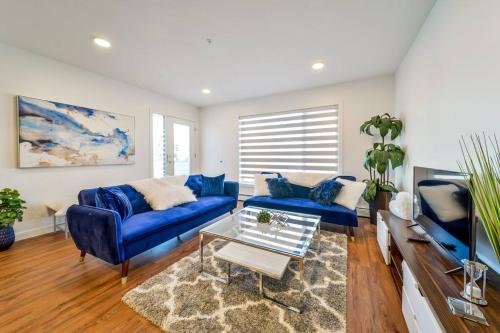 Royal Blue Wild Oasis Corner PNHSE KingBed U G Wi fi — 4-Star Luxury Hotel in Edmonton, Canada
