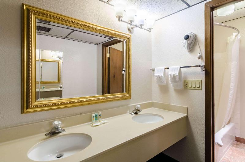 Quality Inn & Suites Salina West - photo 5