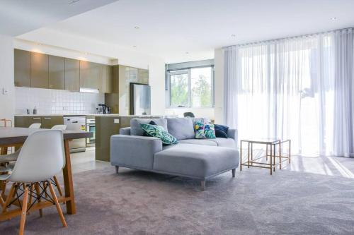 Spacious sun drenched apartment centrally located — 4-Star Luxury Hotel in Canberra, Australia