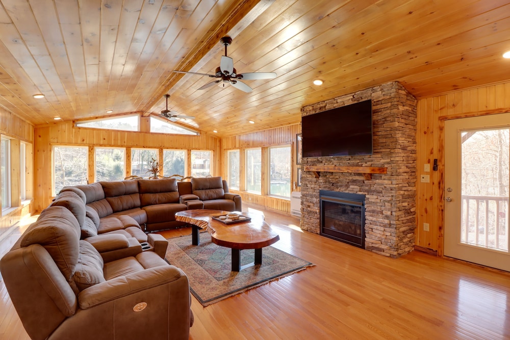 Family friendly Riverfront Manor on the Little Red — hotel in Heber Springs