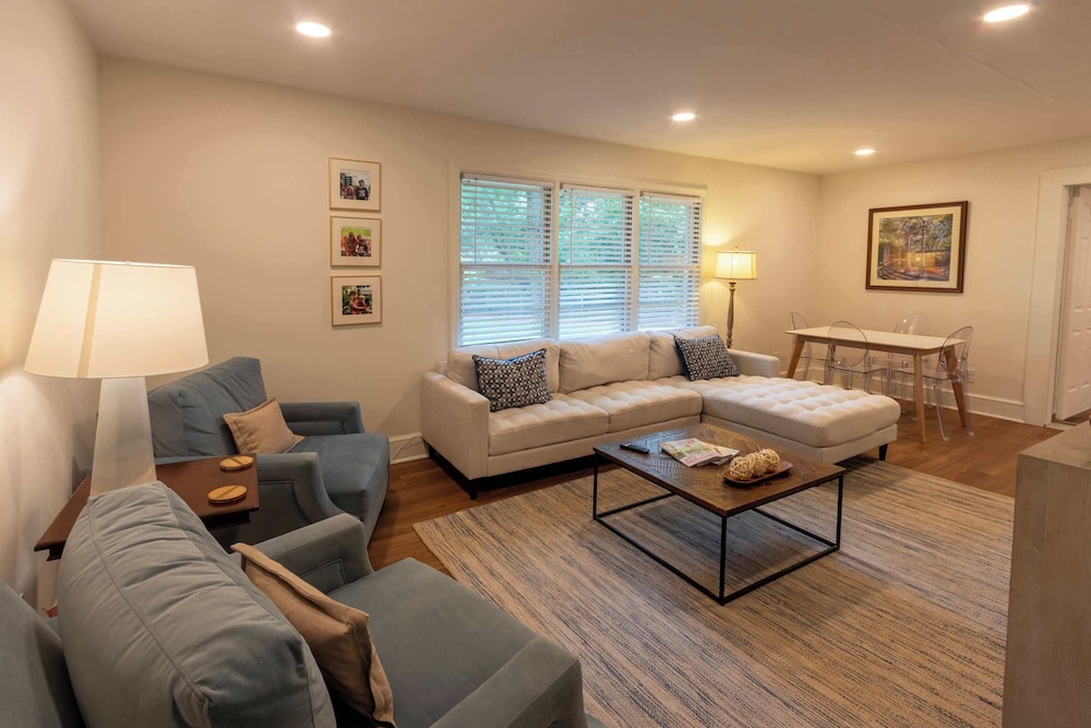 4 BR Sleeps 10 Near UGA & Downtown — 4-Star Luxury Hotel in Athens, United States