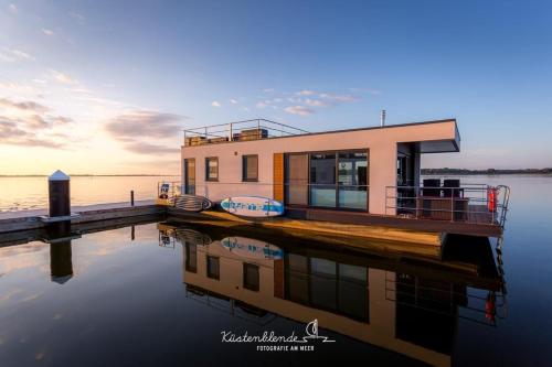 Hausboot Dory - carbon neutral hotel in Ribnitz-Damgarten