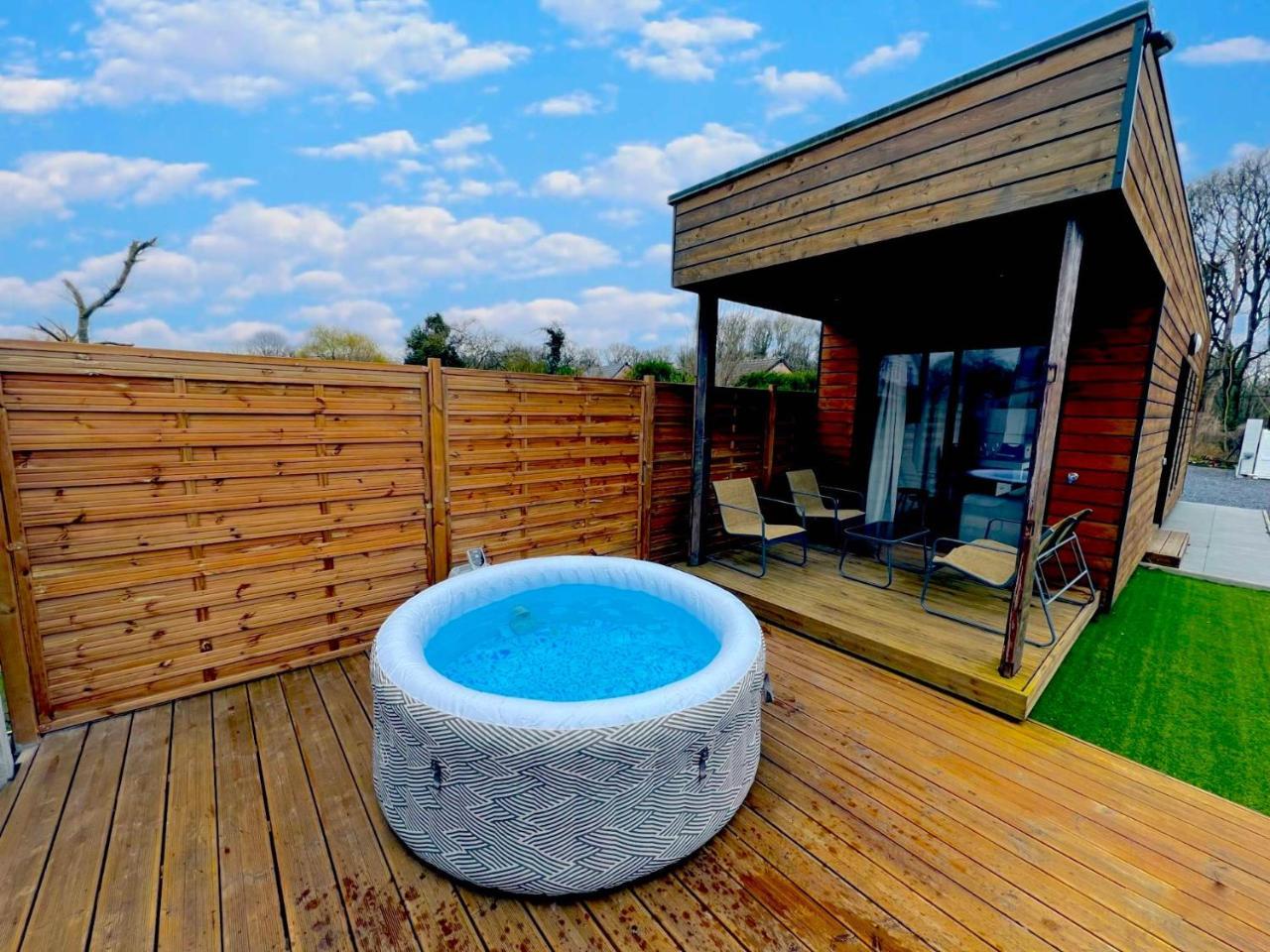 Conteneur Design Avec Jacuzzi Bord De Foret — Saint Amand Les Eaux