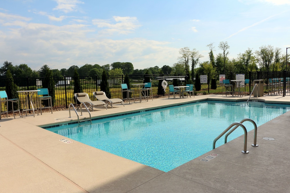 Holiday Inn Express & Suites Hendersonville SE Flat Rock by IHG - photo 10