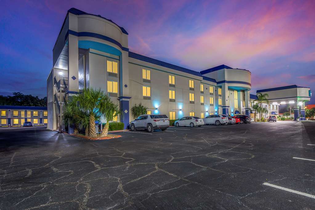 Clarion Inn & Suites Central Clearwater Beach - photo 4