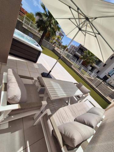 NEW Stunning ground floor Apartment with Jacuzzi — 4-Star Luxury Hotel in Villamartin, Spain