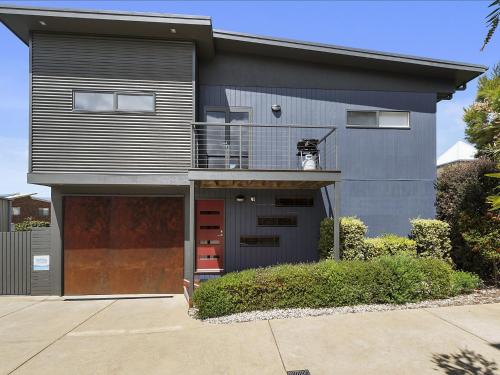 Apollo's Holiday House — 4-Star Luxury Hotel in Apollo Bay, Australia