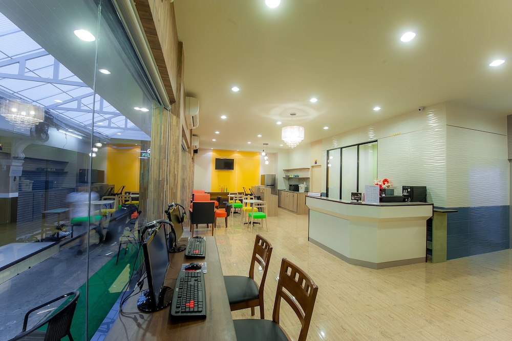 Lobby lounge