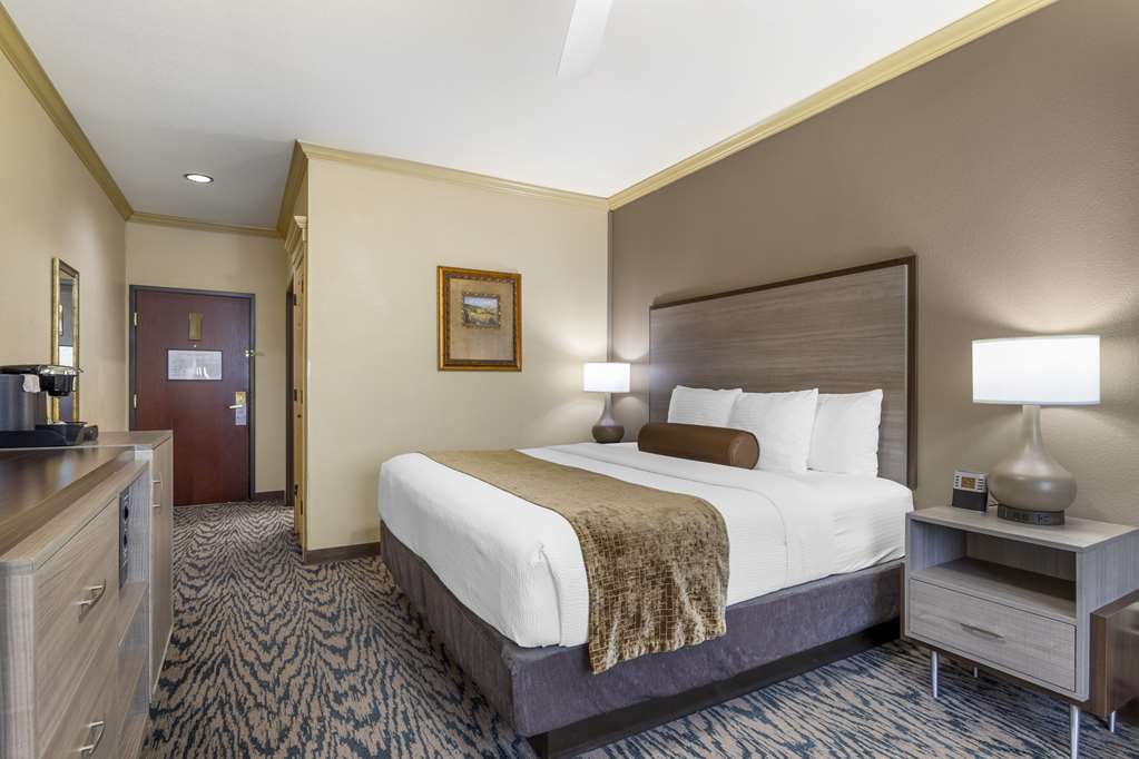 Best Western Plus Crown Colony Inn & Suites - photo 12
