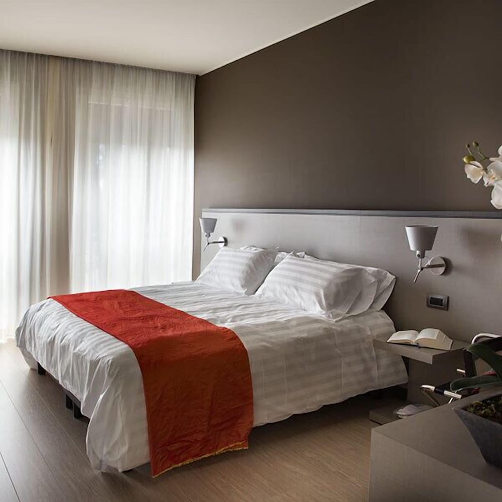 Zara Rooms & Suites — 4-Star Luxury Hotel in Suzzara, Italy
