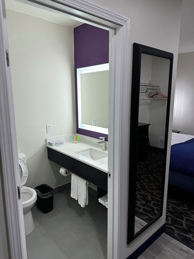 Lakeside Inn and Suites - photo 22