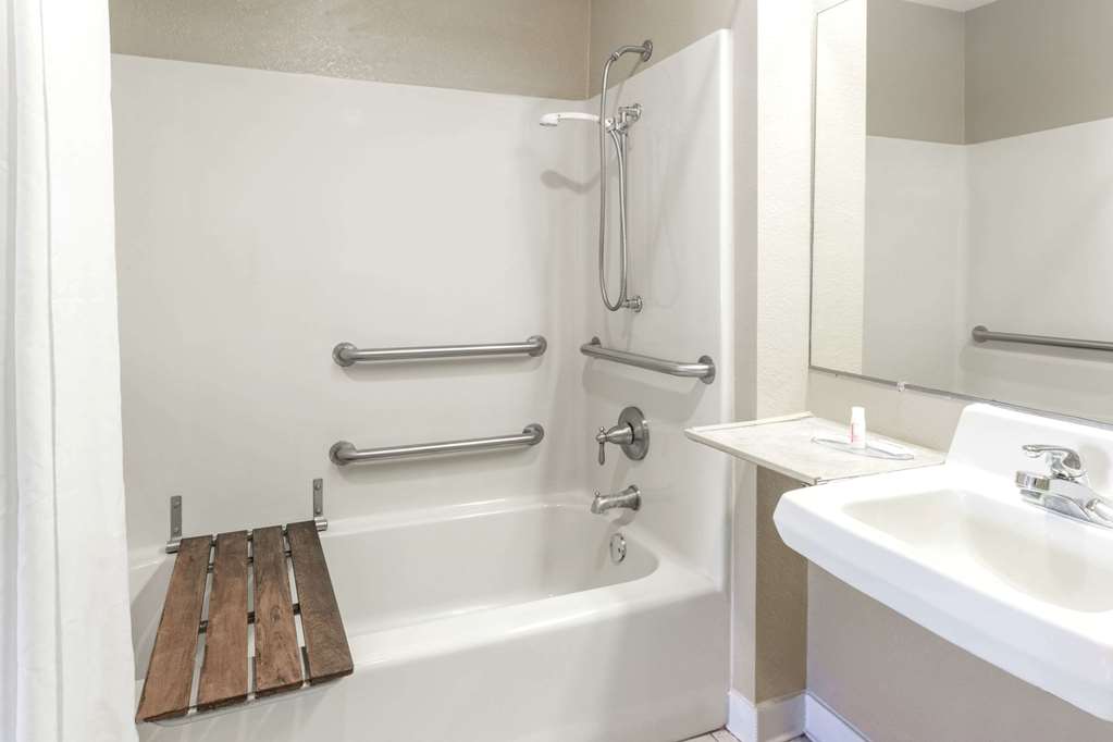 Super 8 by Wyndham Ashburn - photo 9